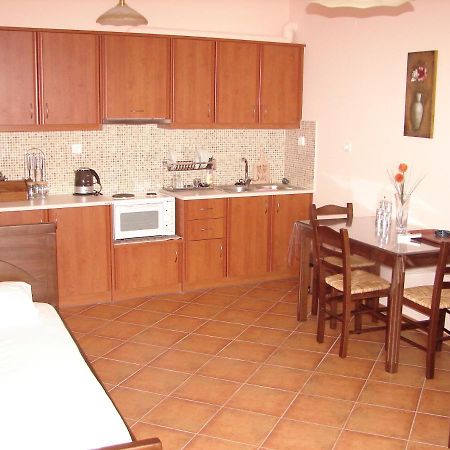 Makronas Apartments Каристос Екстериор снимка