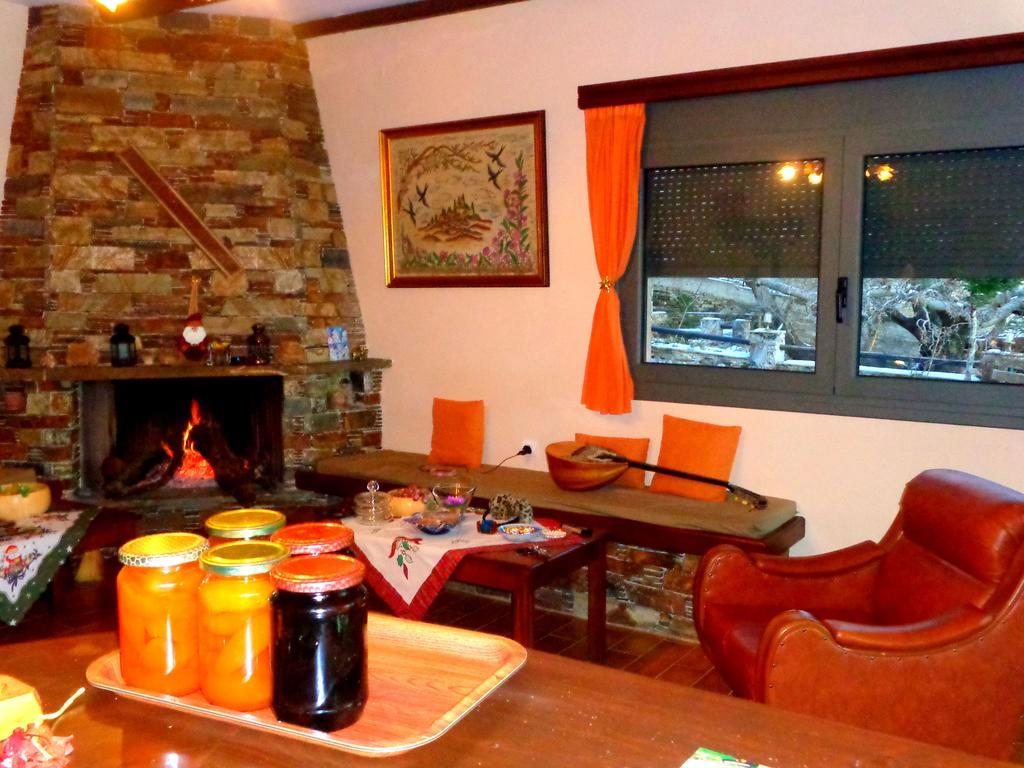 Makronas Apartments Каристос Екстериор снимка