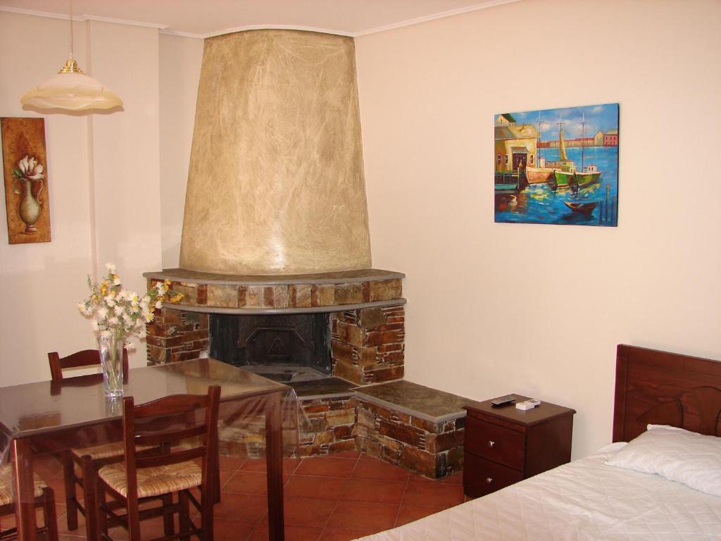 Makronas Apartments Каристос Екстериор снимка