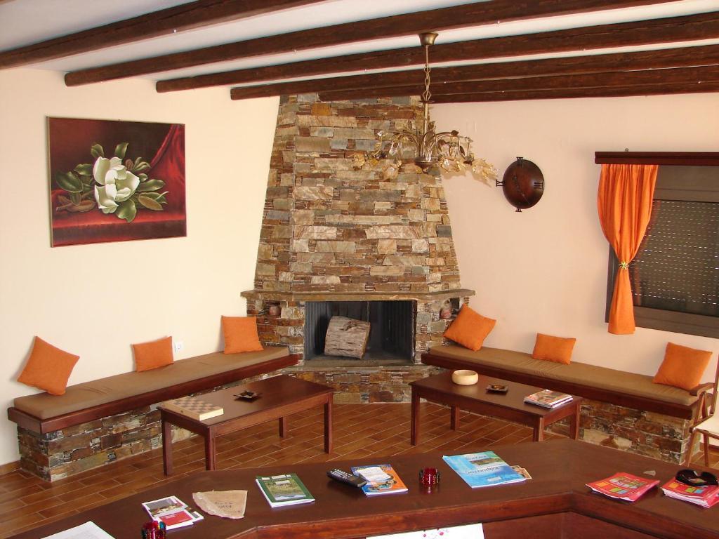Makronas Apartments Каристос Екстериор снимка