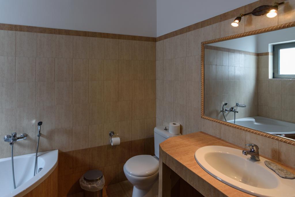 Makronas Apartments Каристос Екстериор снимка
