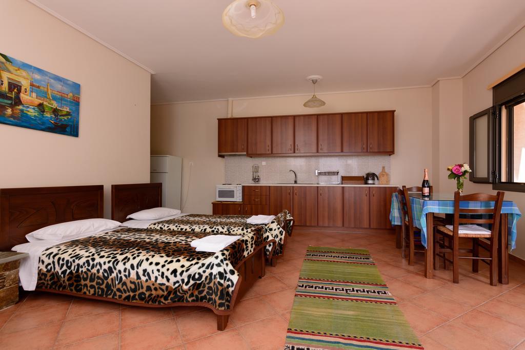 Makronas Apartments Каристос Екстериор снимка