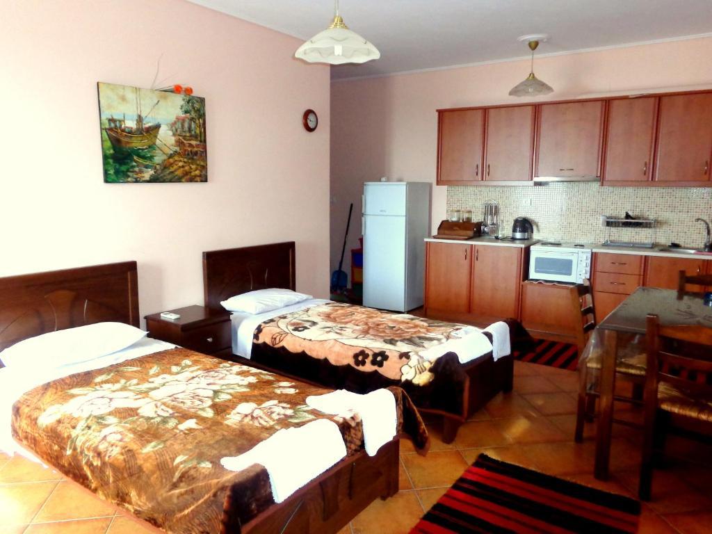 Makronas Apartments Каристос Екстериор снимка