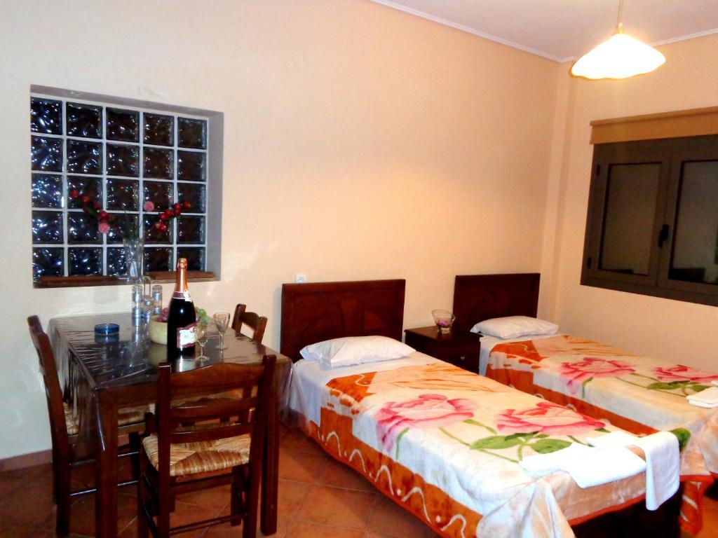 Makronas Apartments Каристос Екстериор снимка