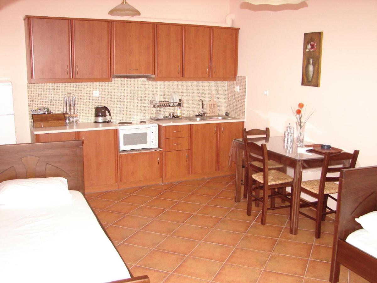 Makronas Apartments Каристос Екстериор снимка
